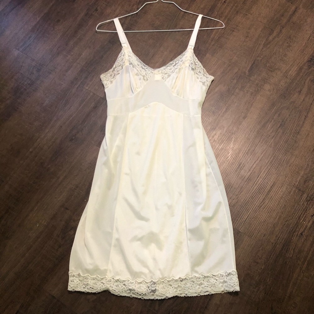 Vintage 38” Full Slip Creme Nylon Slit Small Sz S